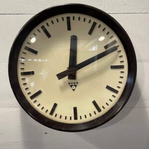 Nr. 1923 Vintage Round Clock Bakelite
